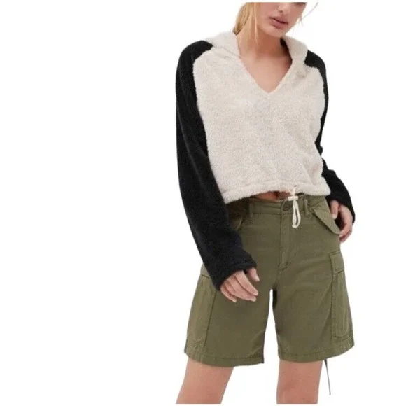 Urban Outfitters Tilly Cozy Faux Fur V Neck Cropped Hoodie Women's Medium - Picture 3 of 11